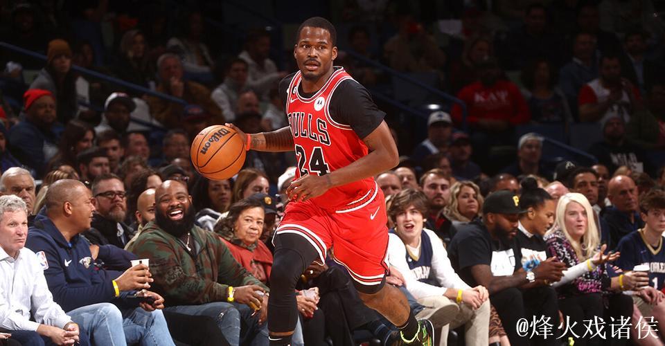 贾文特-格林抢断普里查德后,隔着怀特完成震撼单手扣篮 贾文特-格林抢断普里查德后,隔着怀特完成震撼单手扣篮