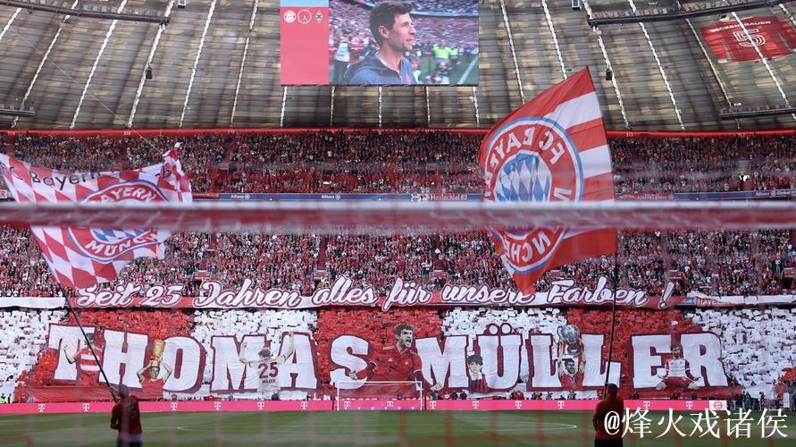 穆勒与埃贝尔看台同庆卡尔,身份暗示升级? 穆勒与埃贝尔看台同庆卡尔,身份暗示升级?